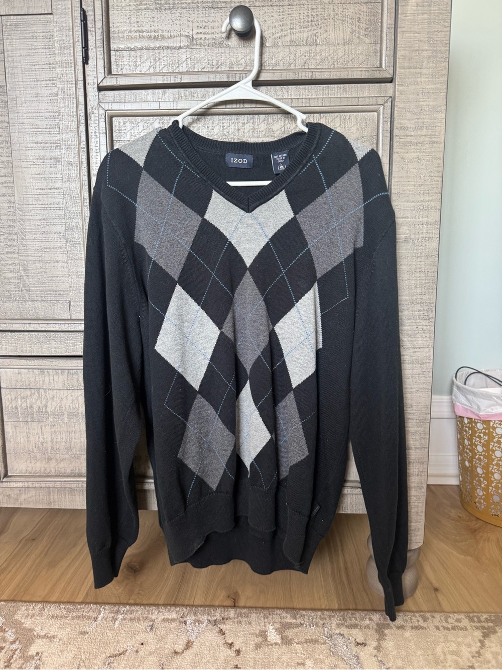 IZOD Men's Black Argyle V-Neck Sweater size large